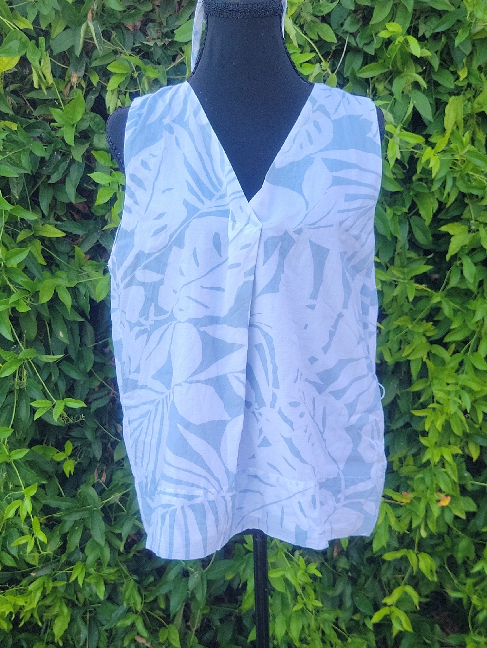 GAP Light Blue and White Tropical Sleeveless V-Neck Tank M